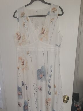 Sleeveless White Floral V-Neck Maxi Dress
